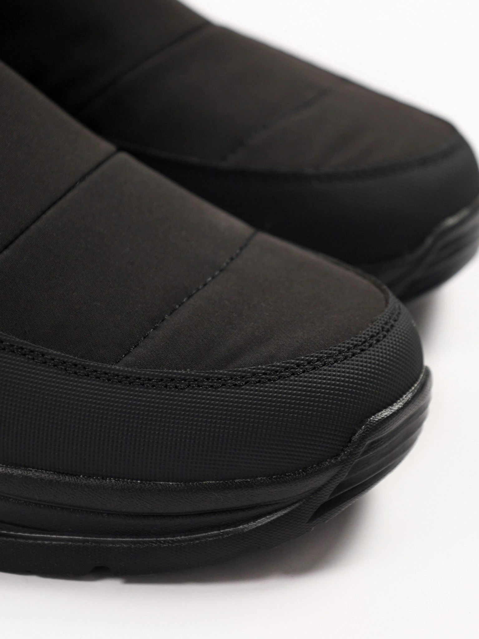 Дутики текстильные черного цвета на средней подошве